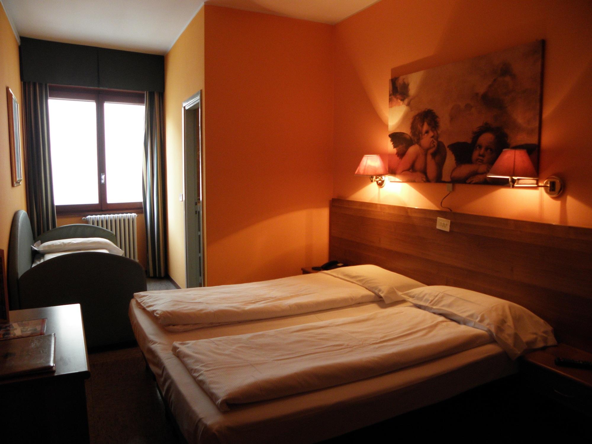 Hotel Corona Тірано Екстер'єр фото