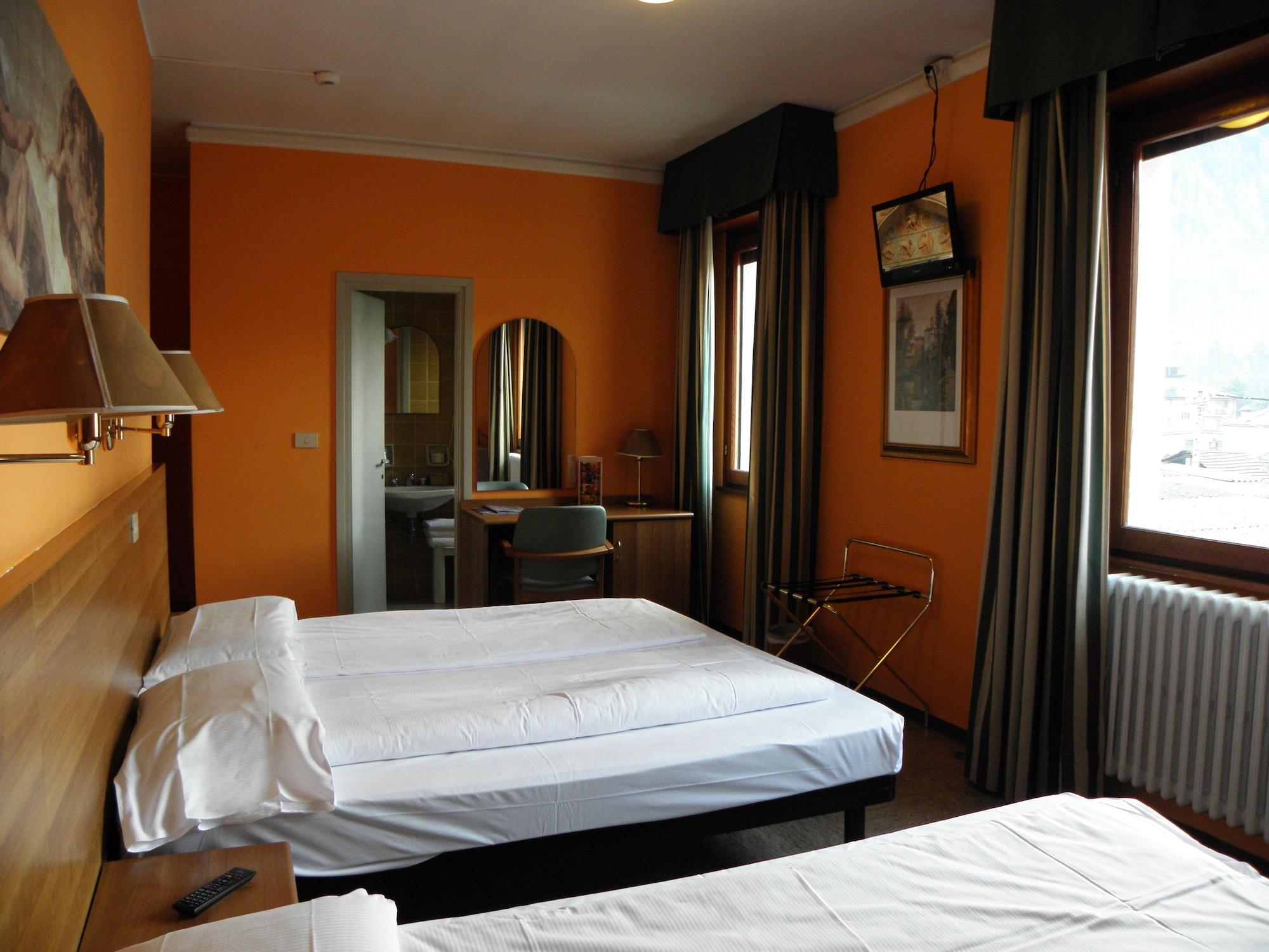 Hotel Corona Тірано Екстер'єр фото