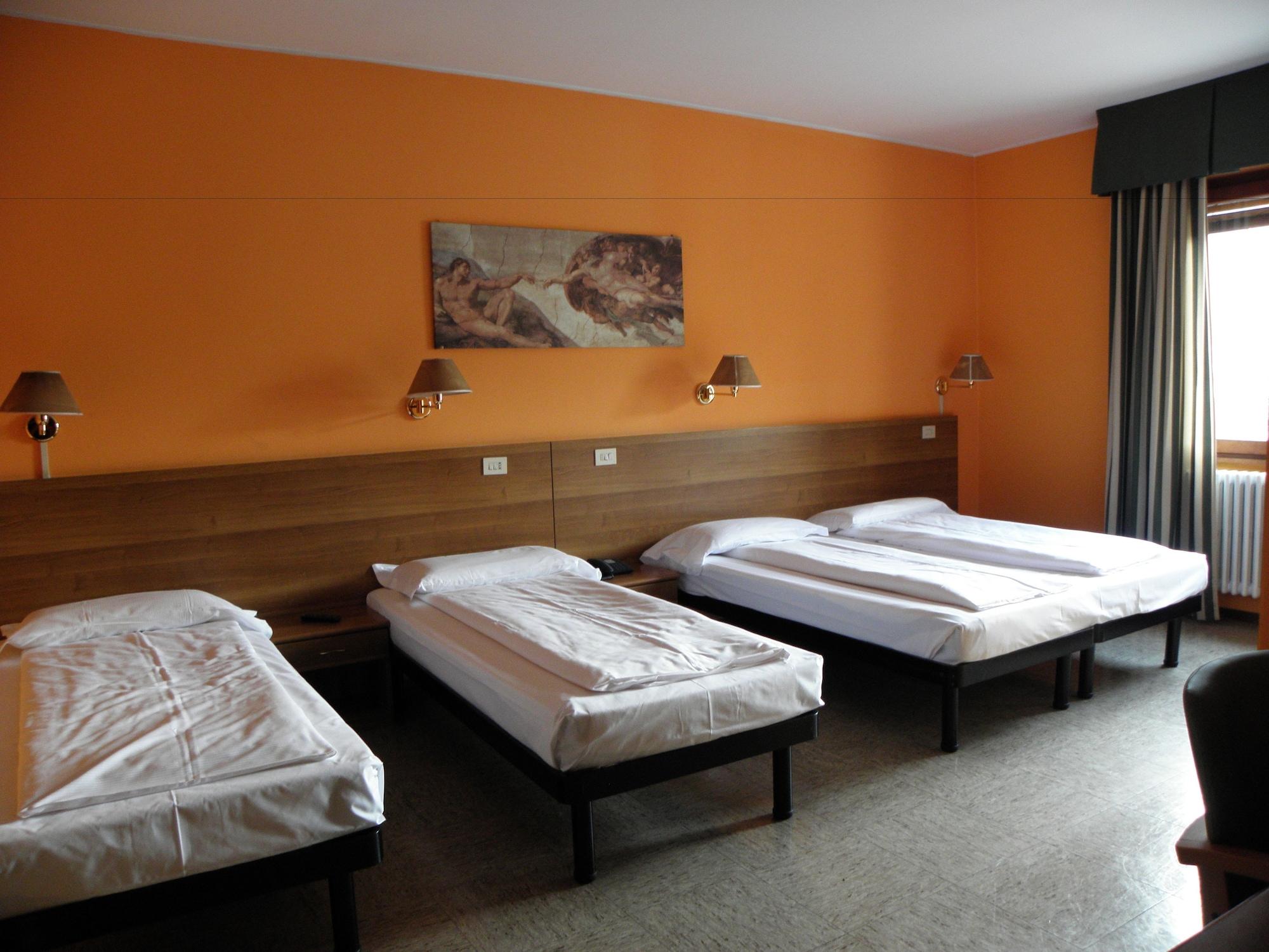 Hotel Corona Тірано Екстер'єр фото