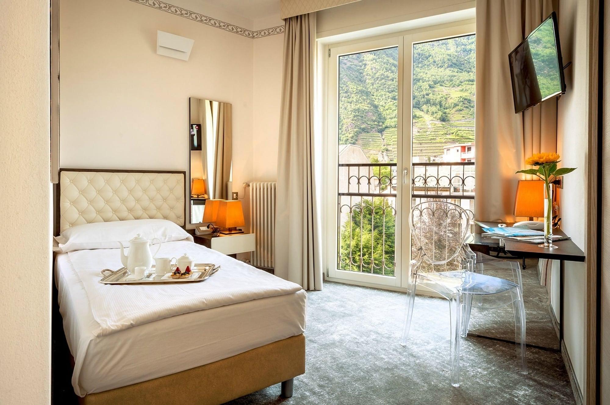 Hotel Corona Тірано Екстер'єр фото