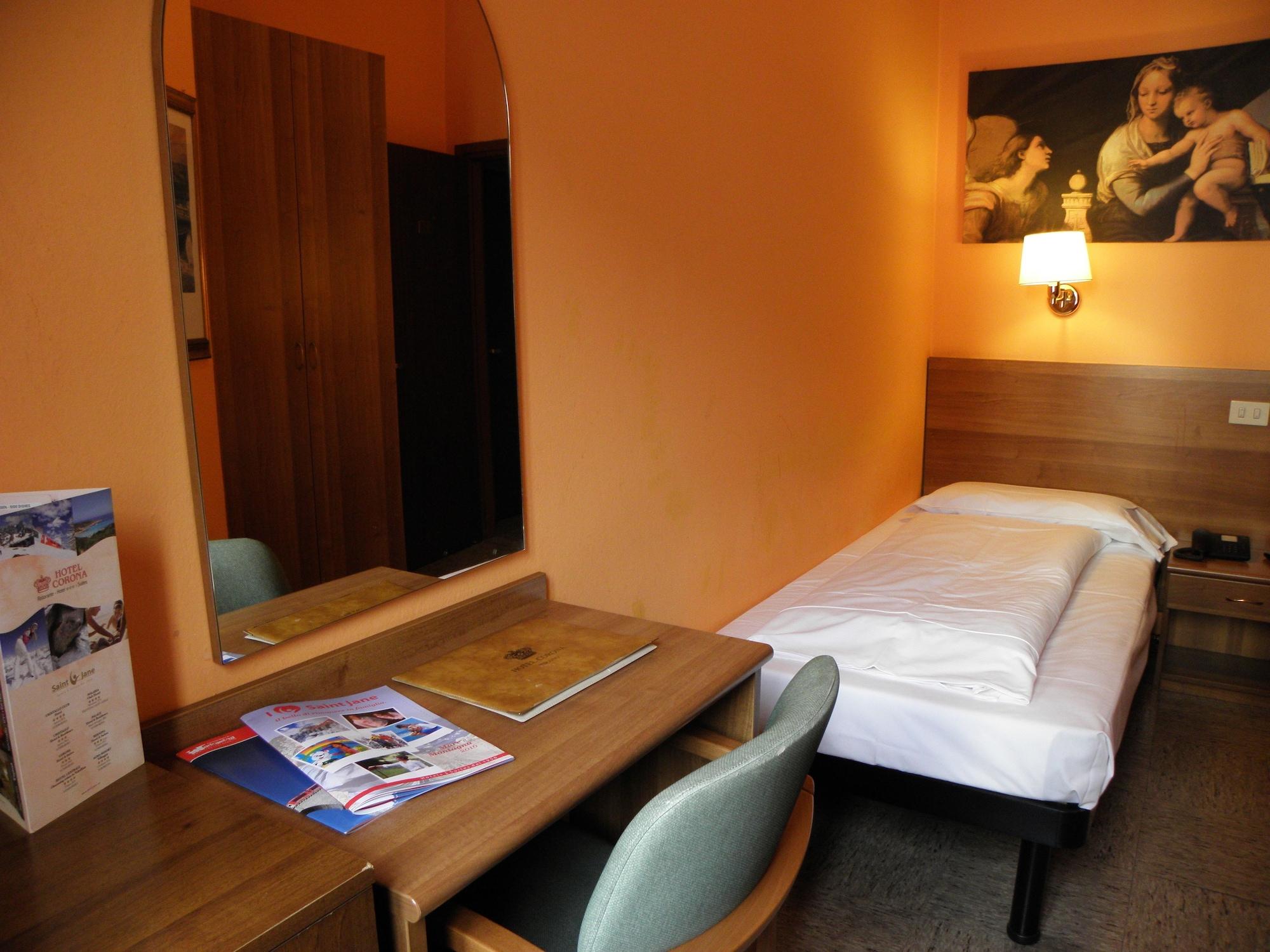 Hotel Corona Тірано Екстер'єр фото
