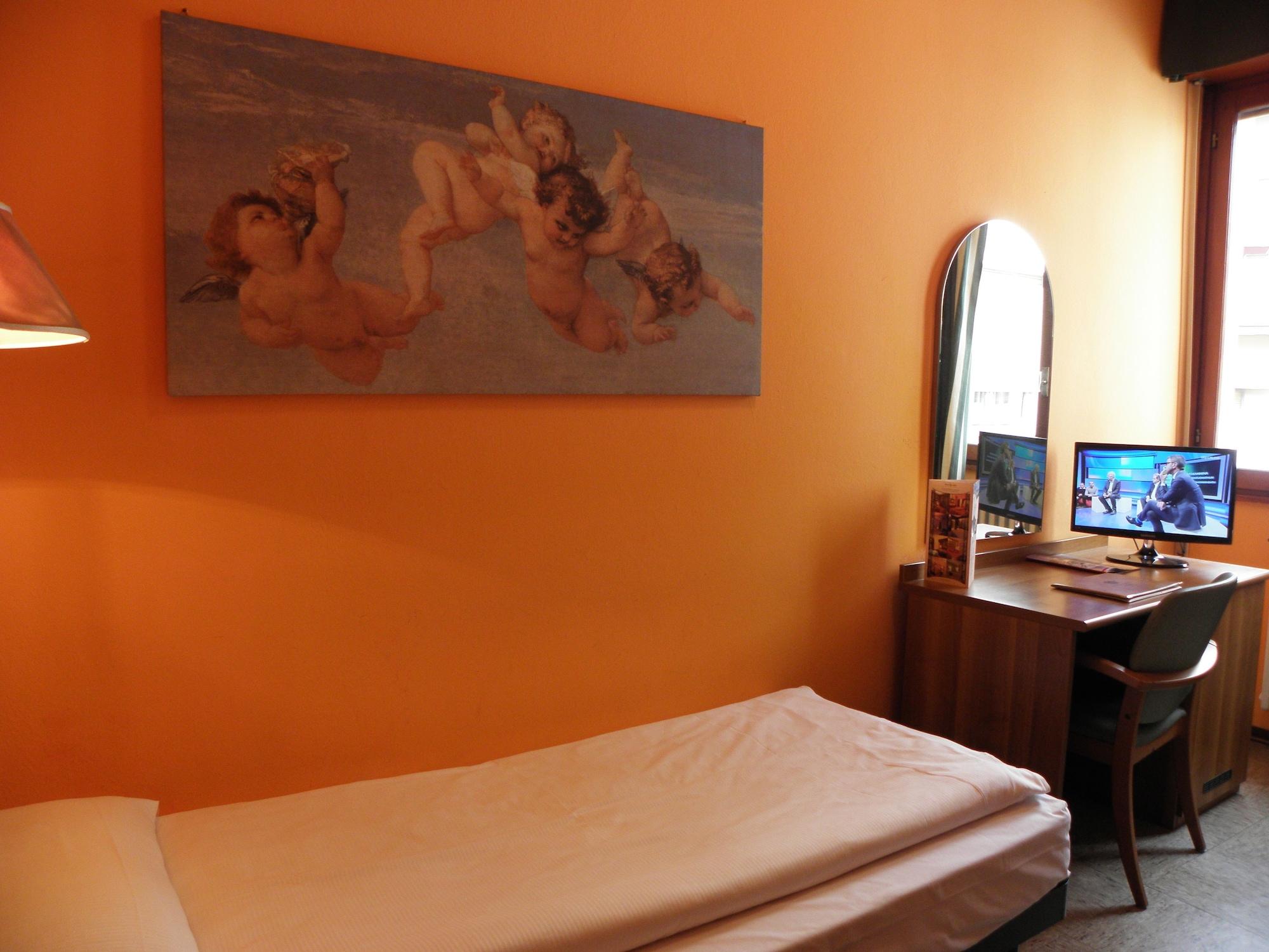 Hotel Corona Тірано Екстер'єр фото
