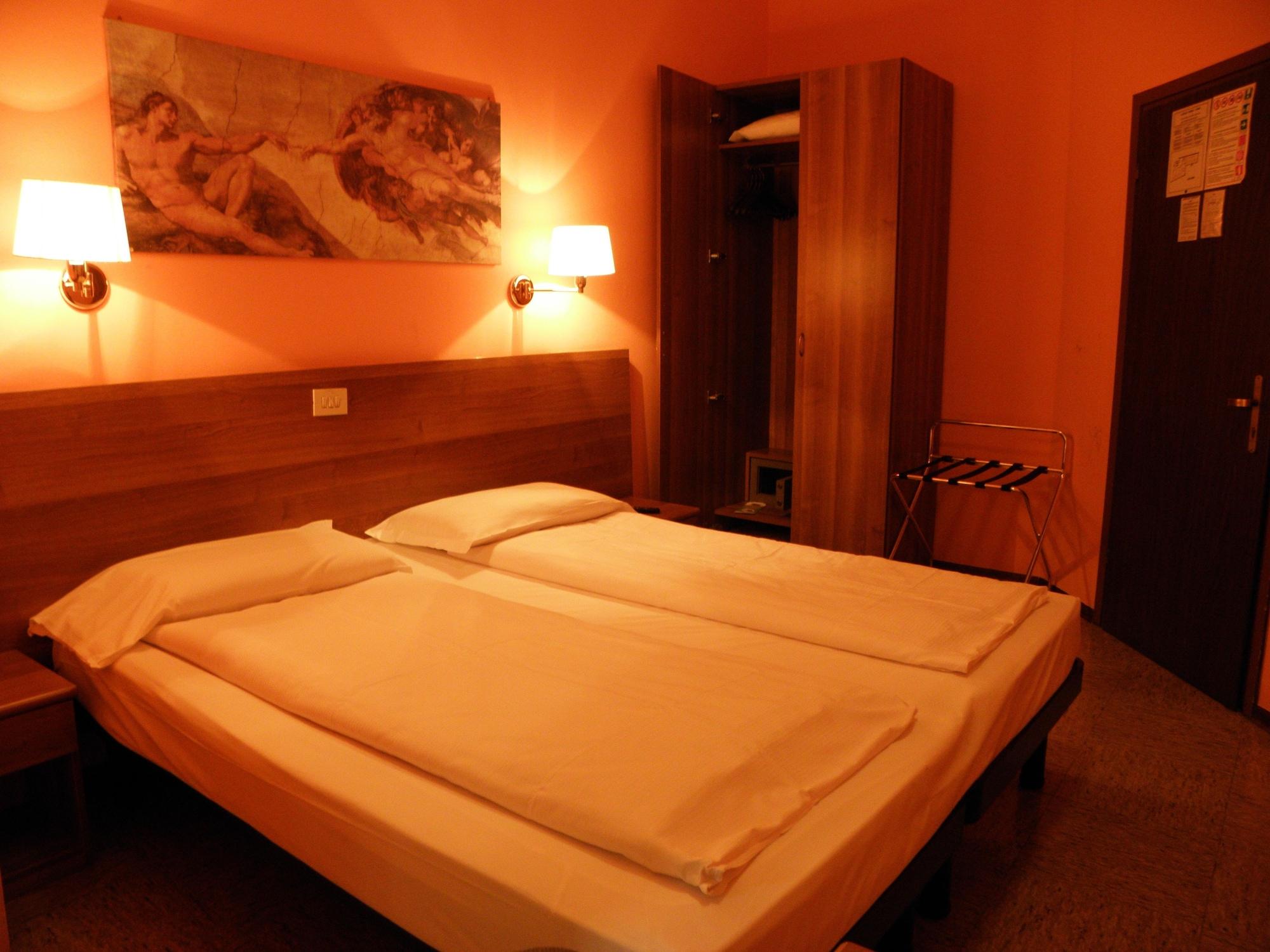 Hotel Corona Тірано Екстер'єр фото