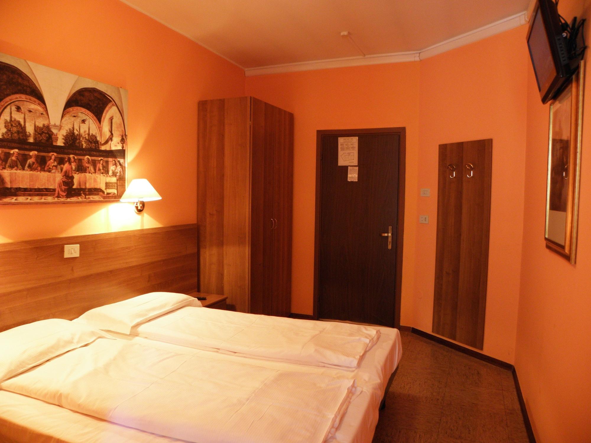 Hotel Corona Тірано Екстер'єр фото