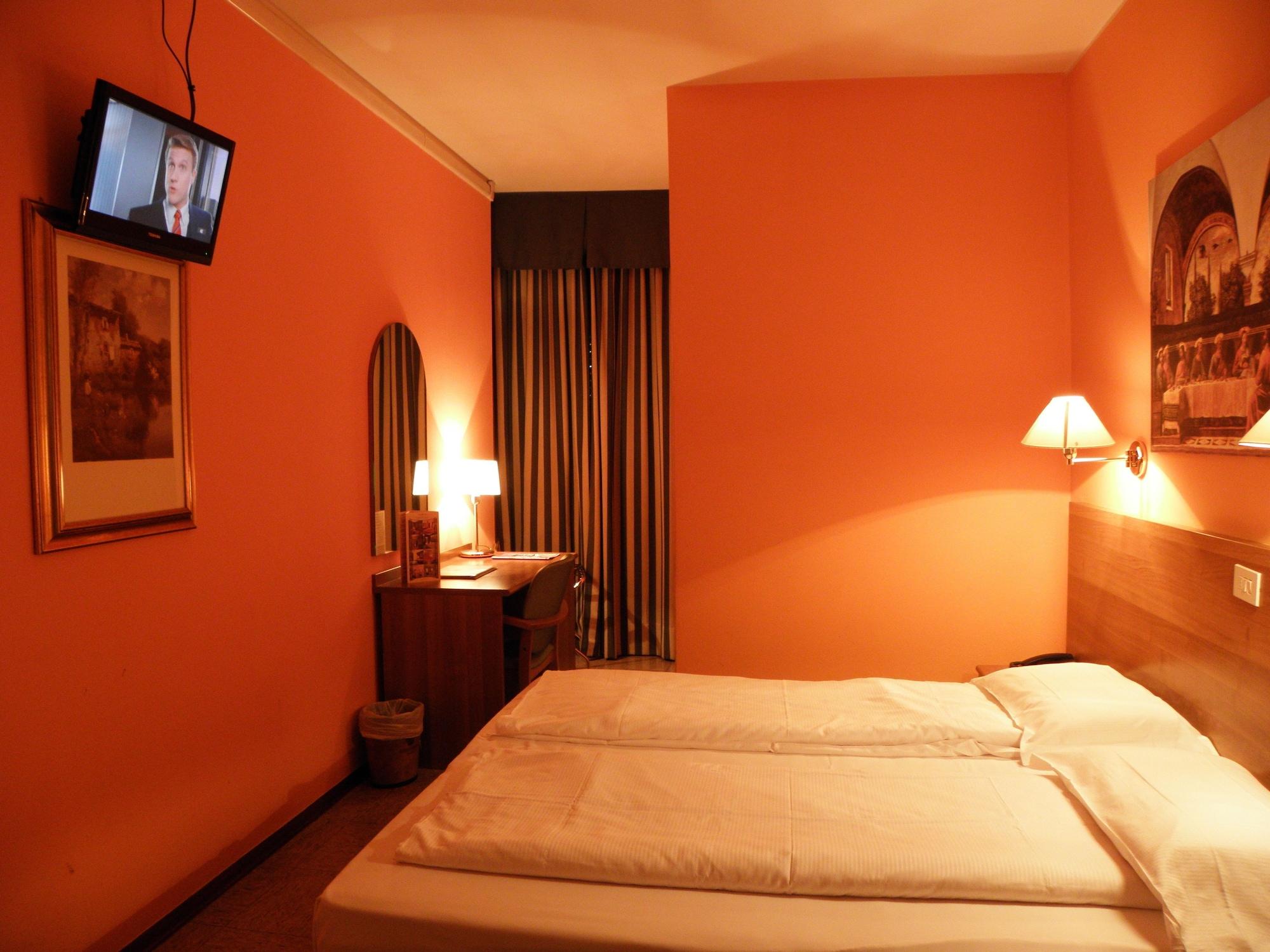 Hotel Corona Тірано Екстер'єр фото