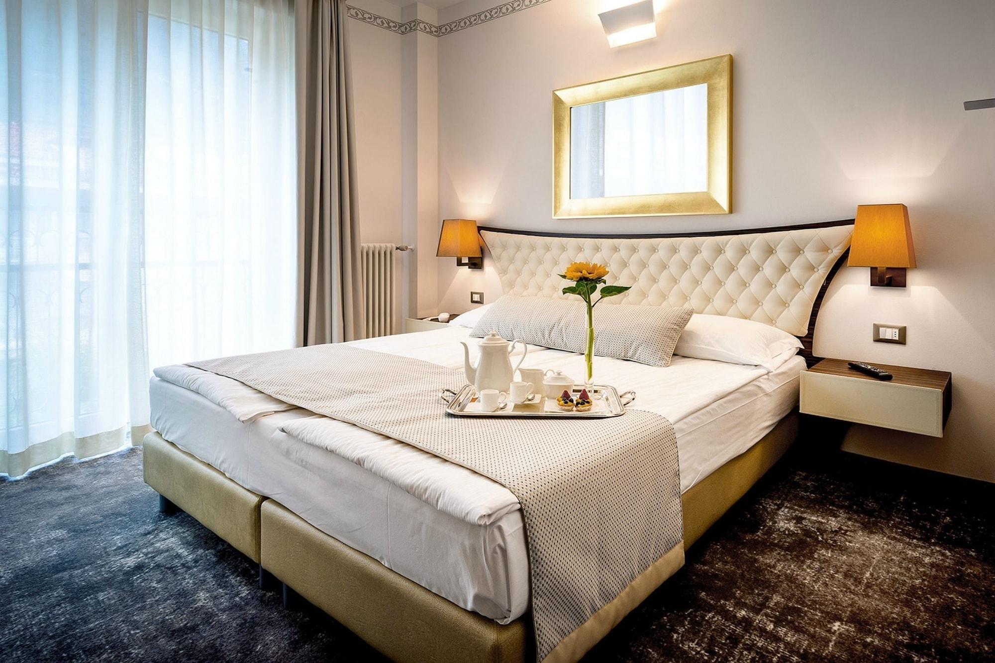 Hotel Corona Тірано Екстер'єр фото