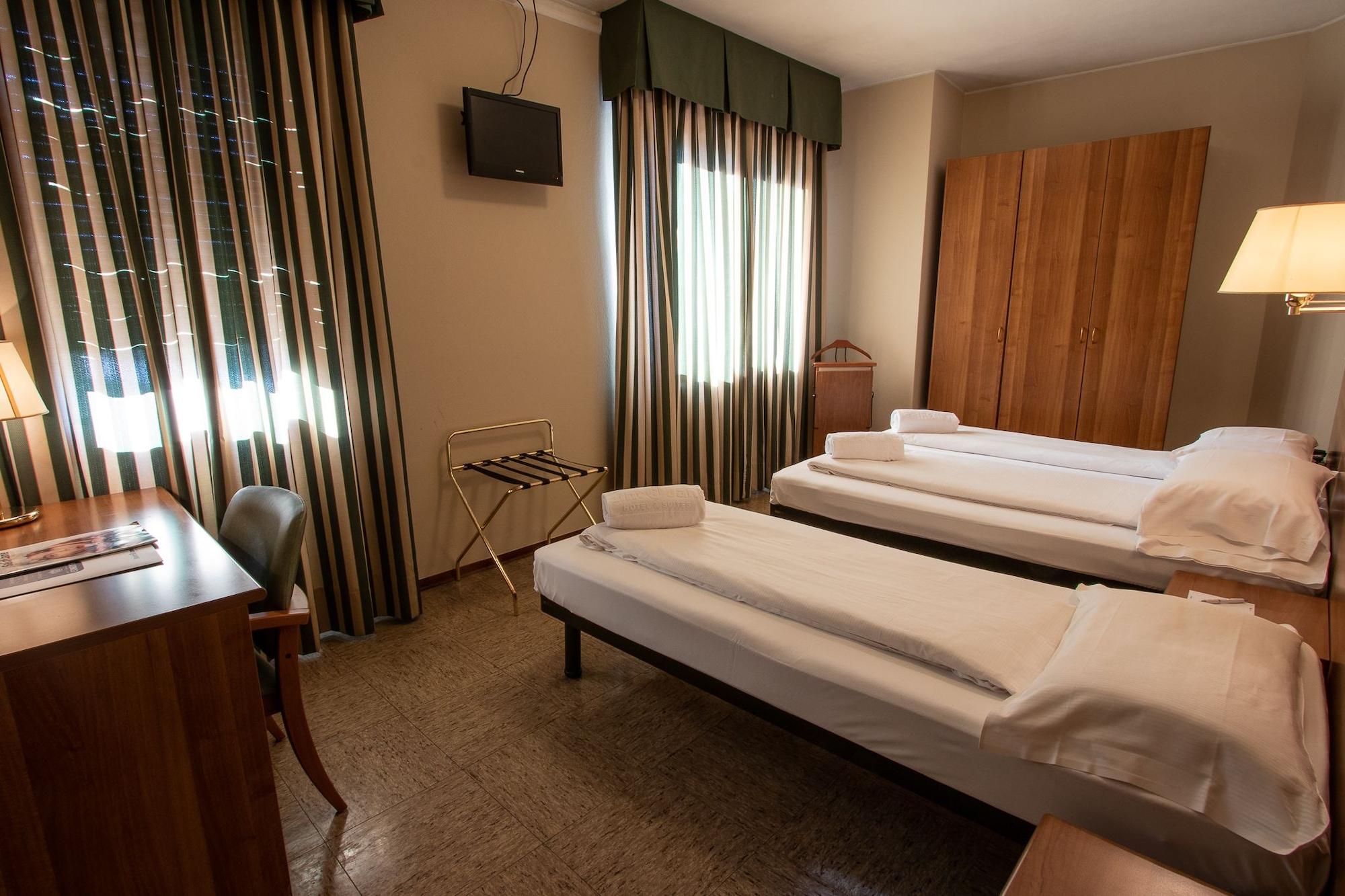 Hotel Corona Тірано Екстер'єр фото