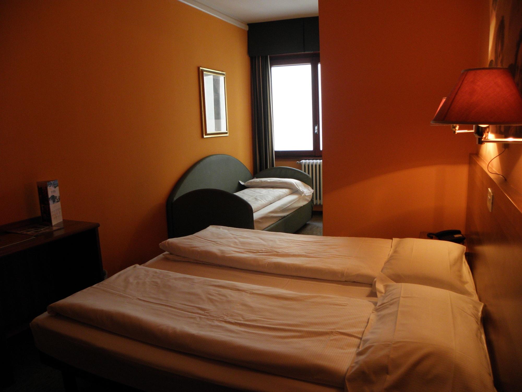 Hotel Corona Тірано Екстер'єр фото