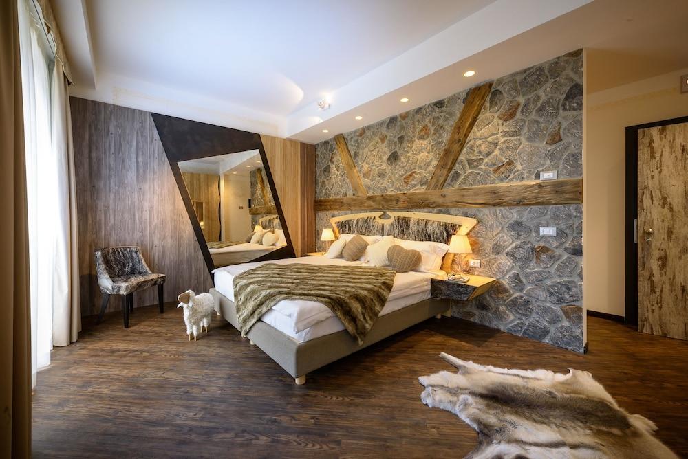 Hotel Corona Тірано Екстер'єр фото