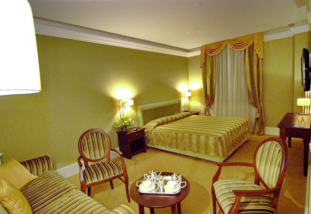 Hotel Corona Тірано Екстер'єр фото