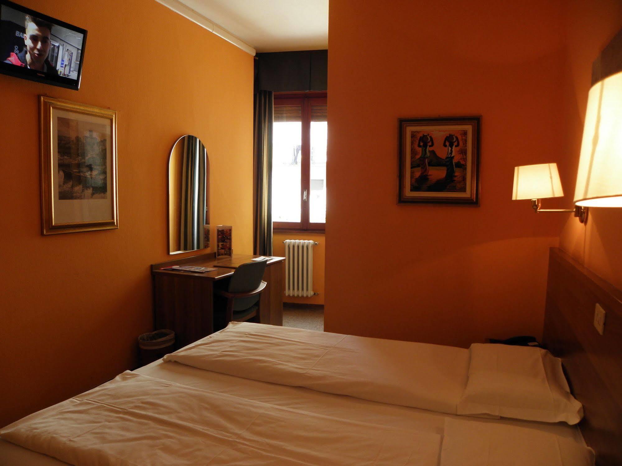 Hotel Corona Тірано Екстер'єр фото