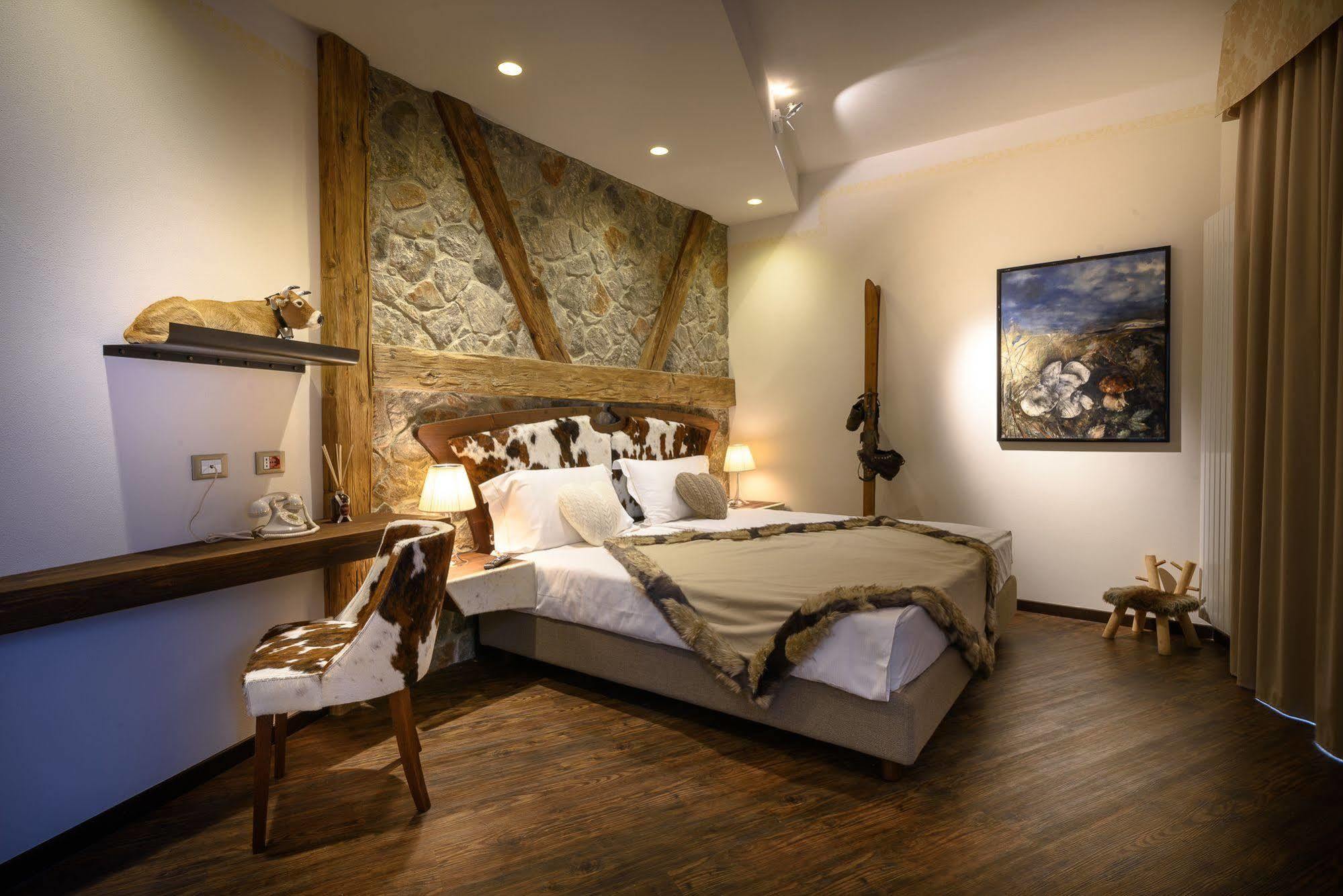 Hotel Corona Тірано Екстер'єр фото