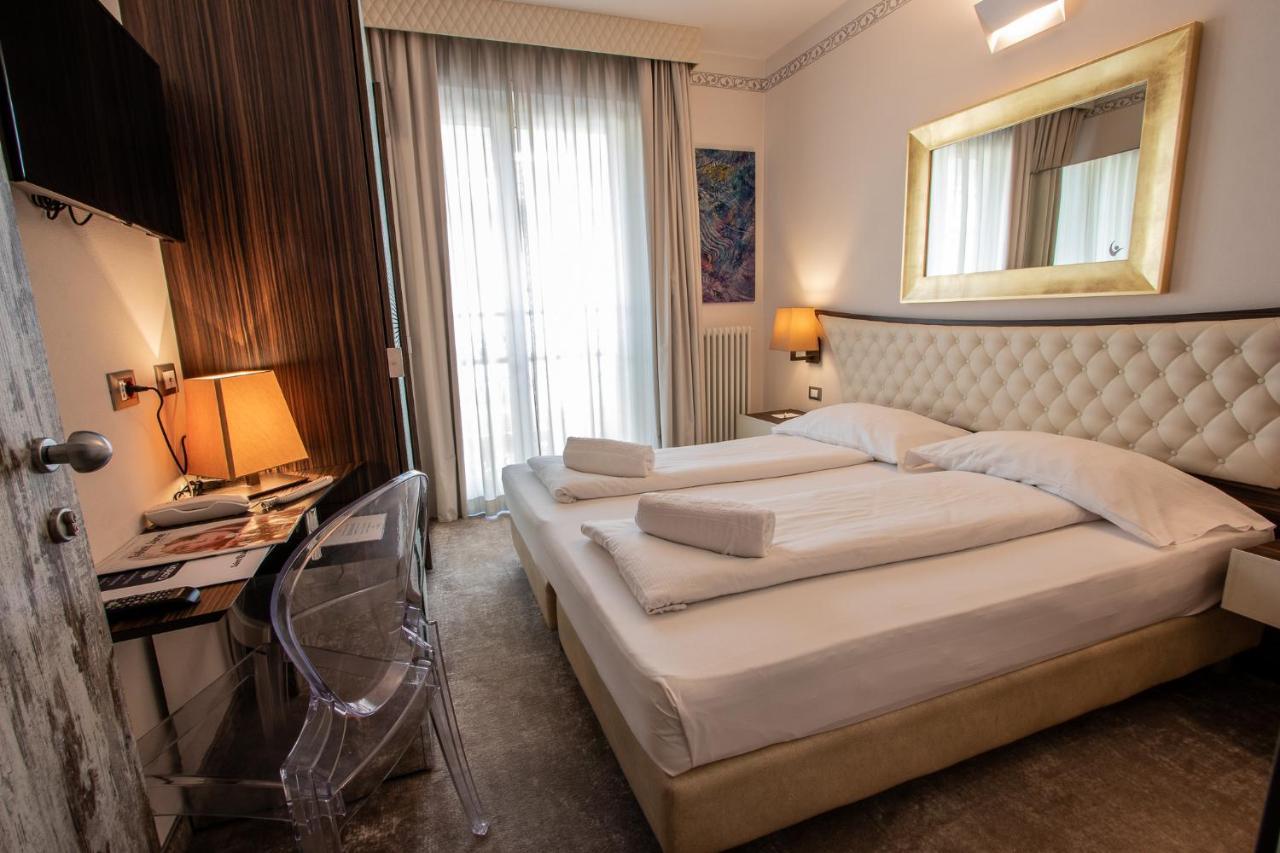 Hotel Corona Тірано Екстер'єр фото