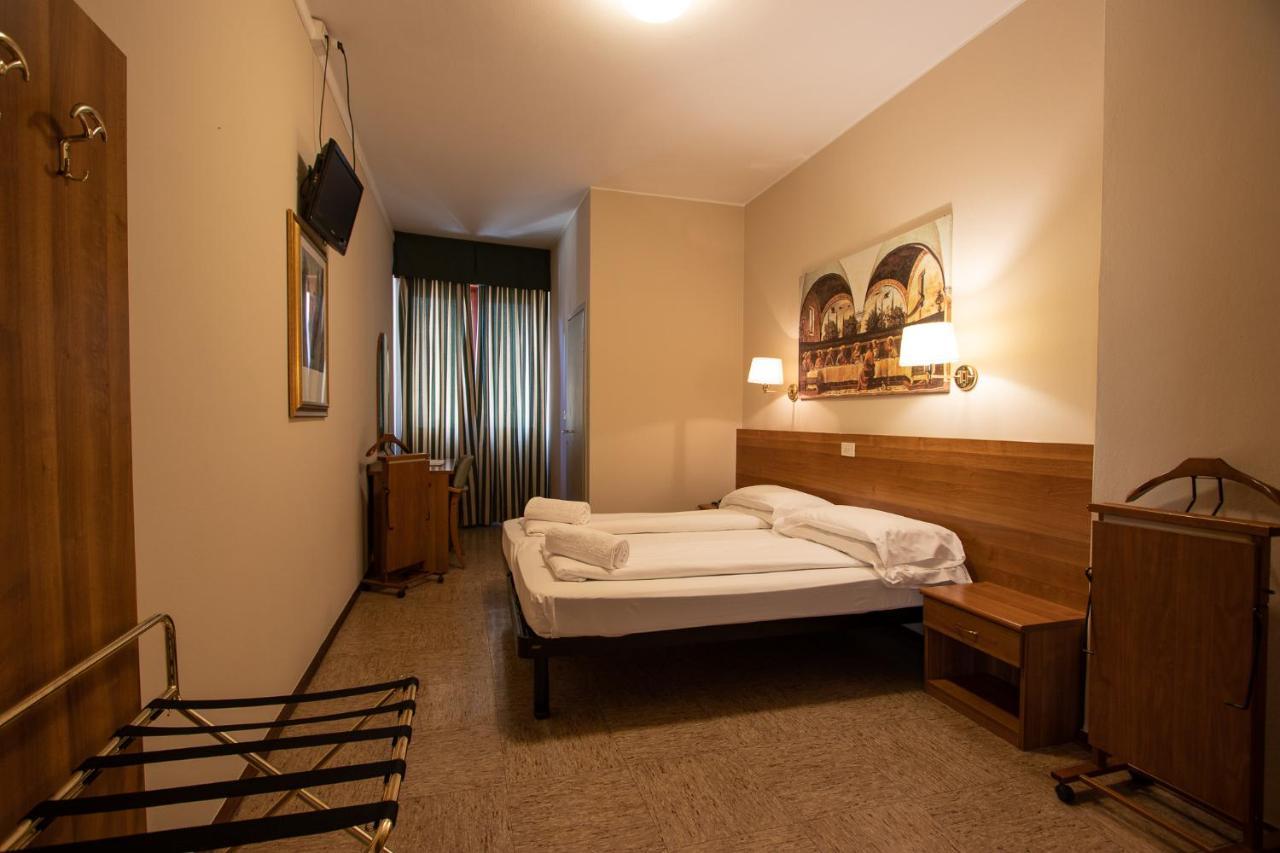 Hotel Corona Тірано Екстер'єр фото