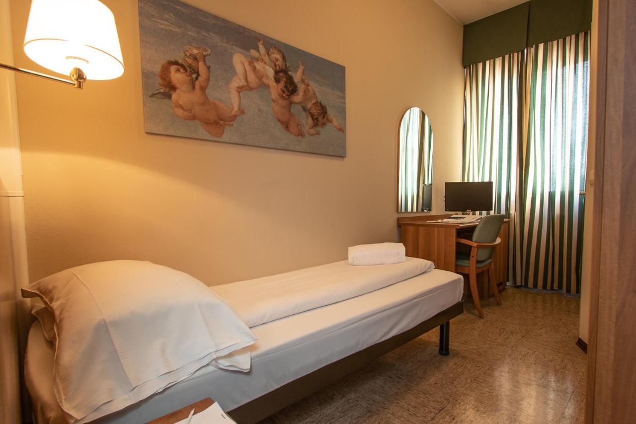 Hotel Corona Тірано Екстер'єр фото