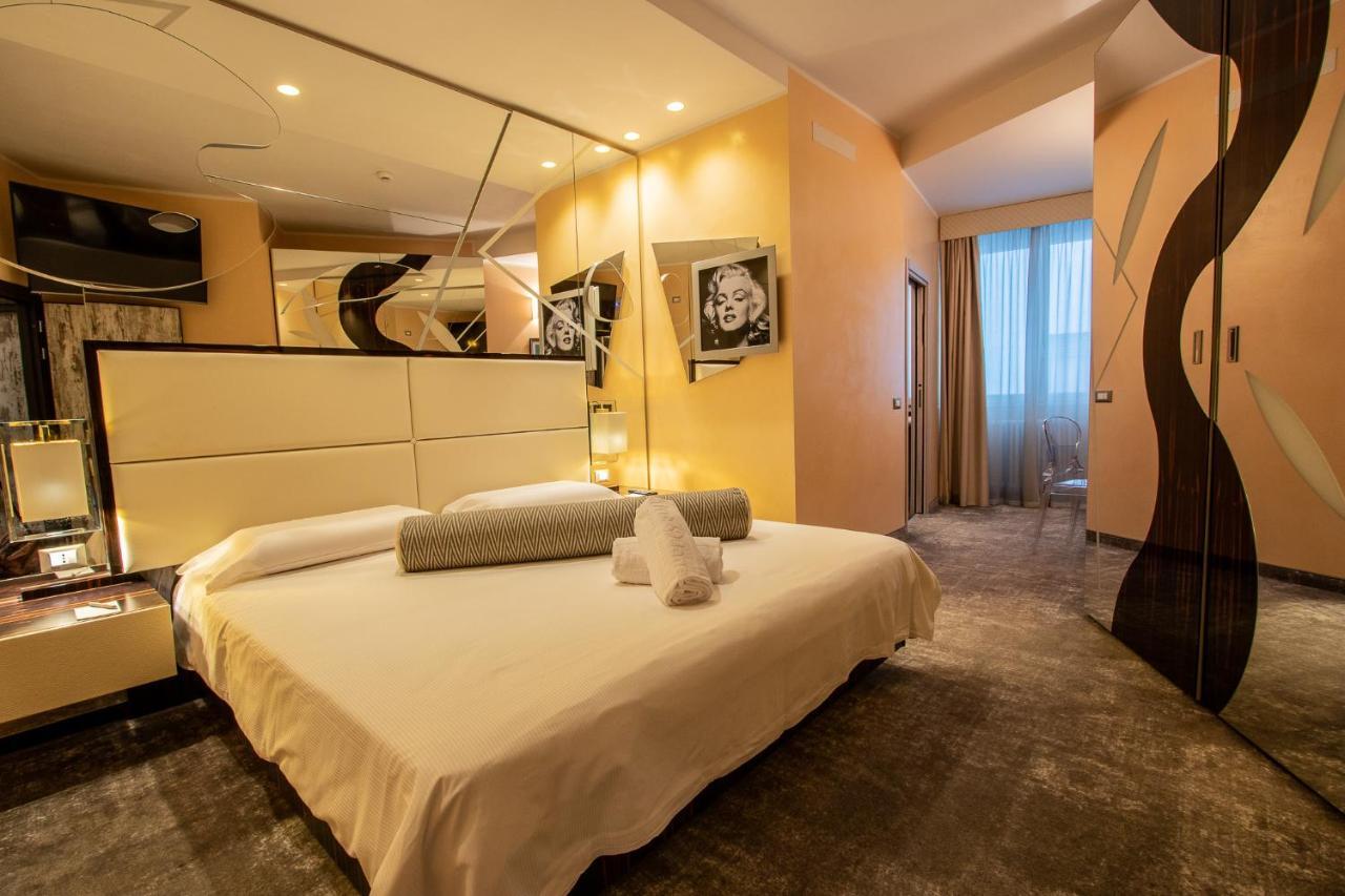 Hotel Corona Тірано Екстер'єр фото